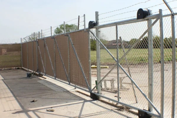 CANTILEVER-GATE-PRIVACY-SLATS-slide-3